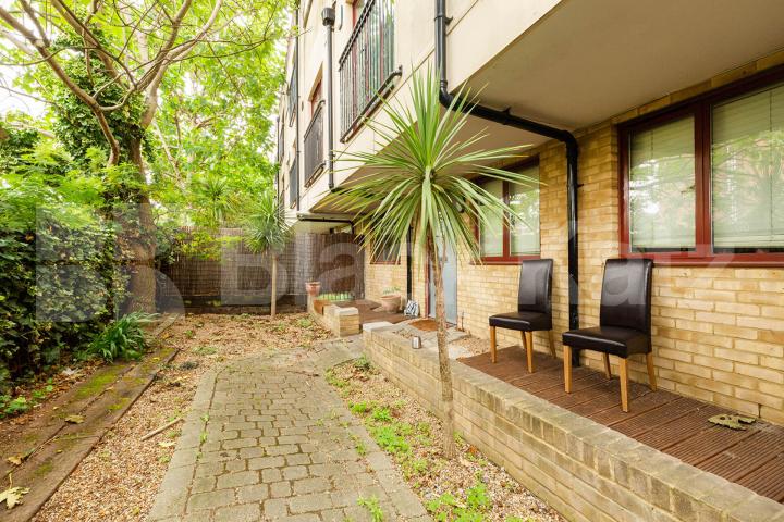 large 3 bedroom house split over 2 floors with 2 bathrooms Aran Mews, Barnsbury Grove